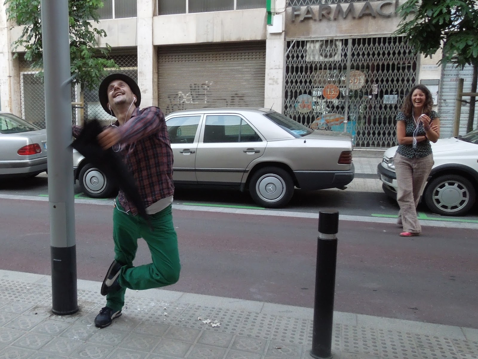 Pere Faure ballant sota la pluja